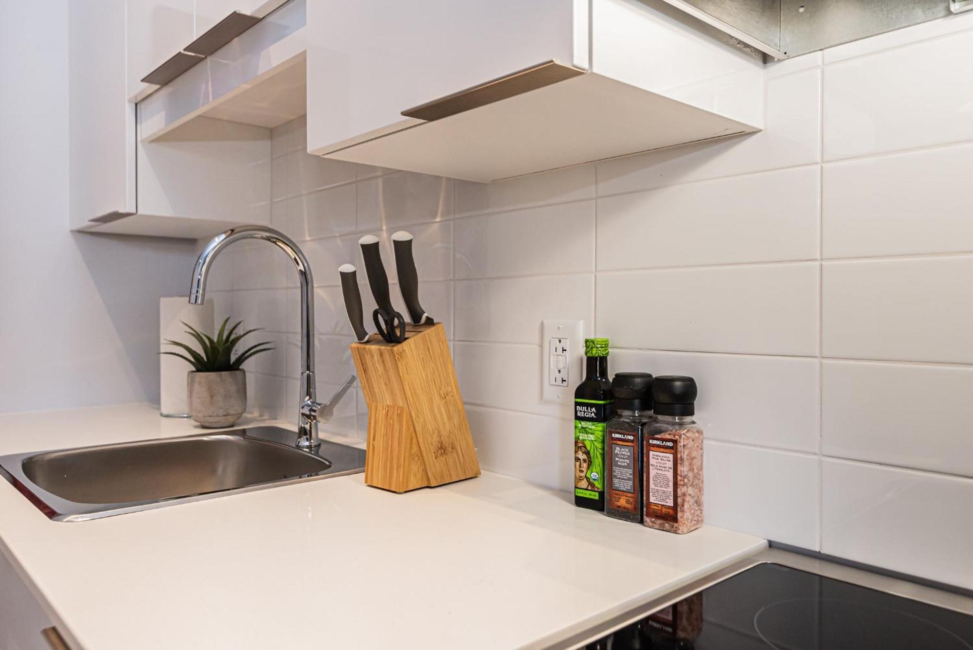 Wonderful New Studio Close To Mount Royal By Den Stays Монреал Стая снимка