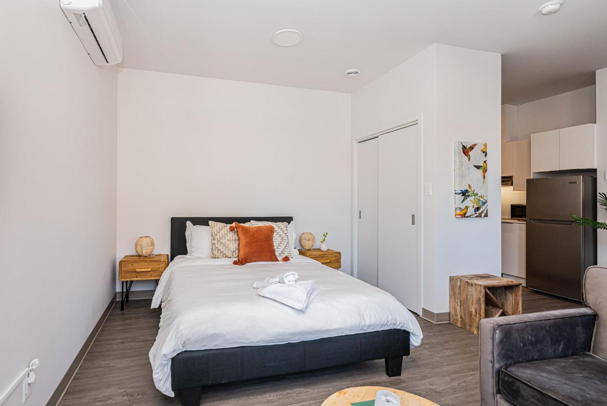 Wonderful New Studio Close To Mount Royal By Den Stays Монреал Стая снимка